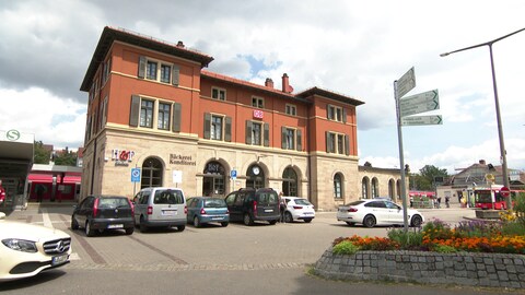 Am Bahnhof in Marbach (Kreis Ludwigsburg) wurde der tatverdächtige 37-Jährige von der Polizei gefasst. Er war in Begleitung der 18-Jährigen aus Stuttgart, die er entführt und vergewaltigt haben soll.