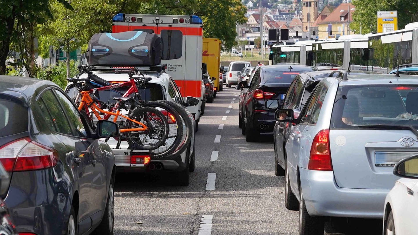 Ein Rettungswagen steht auf der Konrad-Adenauer-Straße in Stuttgart wegen einer Straßenblockade der 