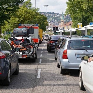 Ein Rettungswagen steht auf der Konrad-Adenauer-Straße in Stuttgart wegen einer Straßenblockade der "Letzten Generation" im Stau.