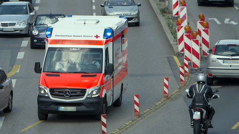 Ein Rettungswagen in Stuttgart im Einsatz (Archivbild).