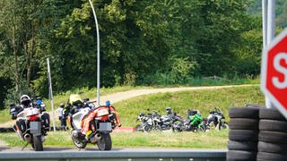 Auf einem Übrungsplatz bei KirchheimTeck ist ein Motorrad in eine Gruppe Menschen geschleudert.