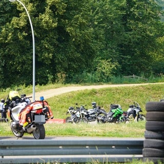 Auf einem Übrungsplatz bei KirchheimTeck ist ein Motorrad in eine Gruppe Menschen geschleudert.