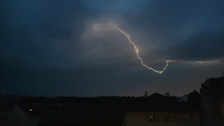 Ein Blitz über den Dächern in Stuttgart.