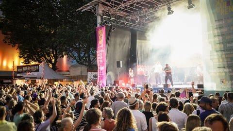 Am Dienstag ist das Sommerfestival der Kulturen 2023 auf dem Stuttgarter Marktplatz eröffnet worden. Dutzende feiern auf dem Marktplatz bei Livemusik.