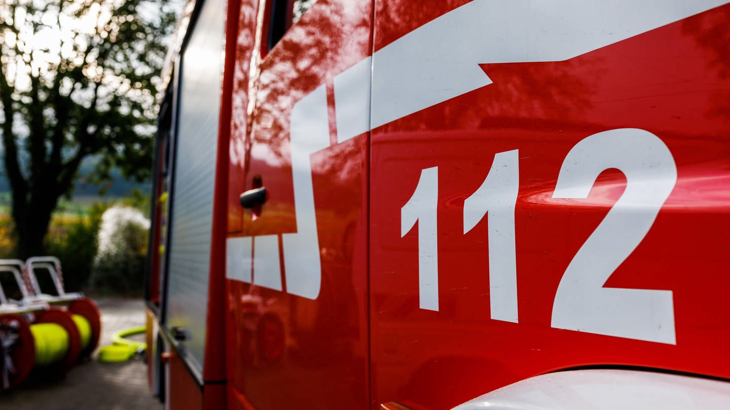 Ein Einsatzfahrzeug steht während einer Einsatzübung einer Freiwilligen Feuerwehr am Einsatzort.