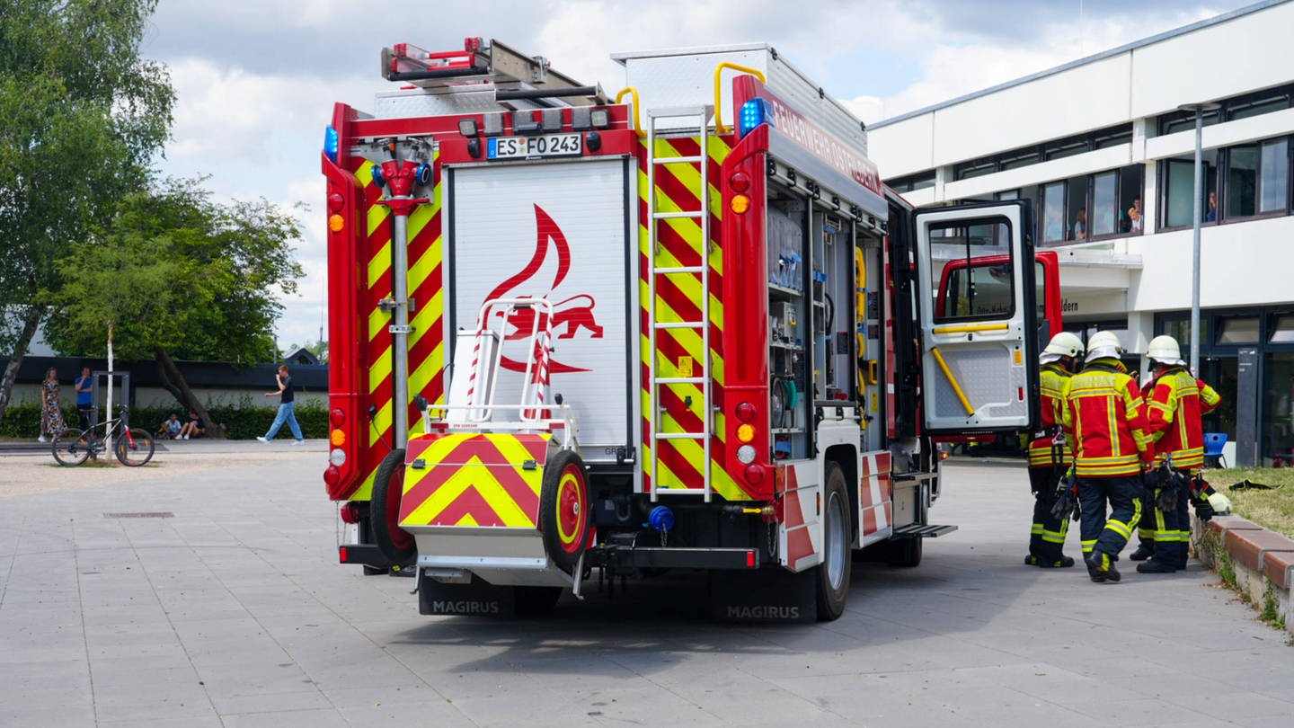 Feuerwehr vor Schulgebäude in Ostfiildern