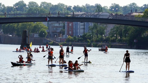 Aktivisten der Bewegung "Critical Nass" sind auf dem Neckar mitten in der Stadt Stuttgart unterwegs. 