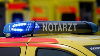 Symbolbild: Notarzt: Bei einem Arbeitsunfall in Stuttgart ist ein Mann ums Leben gekommen. Er hatte bei Mercedes-Benz gearbeitet.