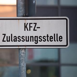 Ein Schild deutet in Richtung einer Kfz-Zulassungsstelle. Die Stadt Stuttgart hat Schließungen für ihre Zulassungsstelle angekündigt.