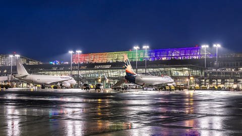 Passend zum CSD hat der Flughafen Stuttgart seine Terminals in den Regenbogenfarben beleuchtet.