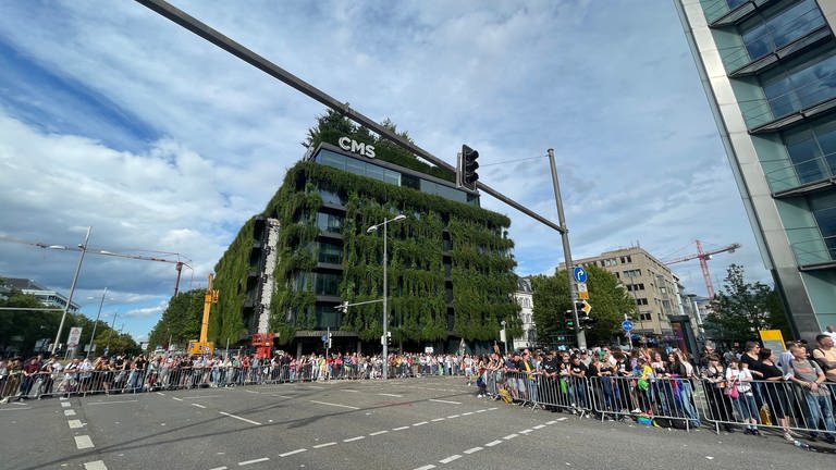 Tausende stehen für die CSD Parade 2023 in Stuttgart an der geplanten Route in der Stuttgarter Innenstadt.