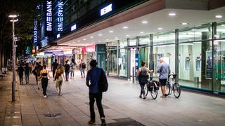 Stuttgarter Königstraße bei Nacht: In der Fußgängerzone wurde laut Polizei eine Frau vergewaltigt. 
