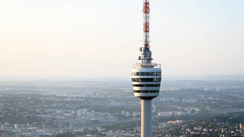 Fernsehturm Stuttgart mit Blick auf den Kessel Stuttgarts