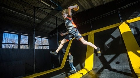 Wenn es draußen regnet, ist in der Trampolin-Halle "Sprungbude" in Stuttgart viel los.