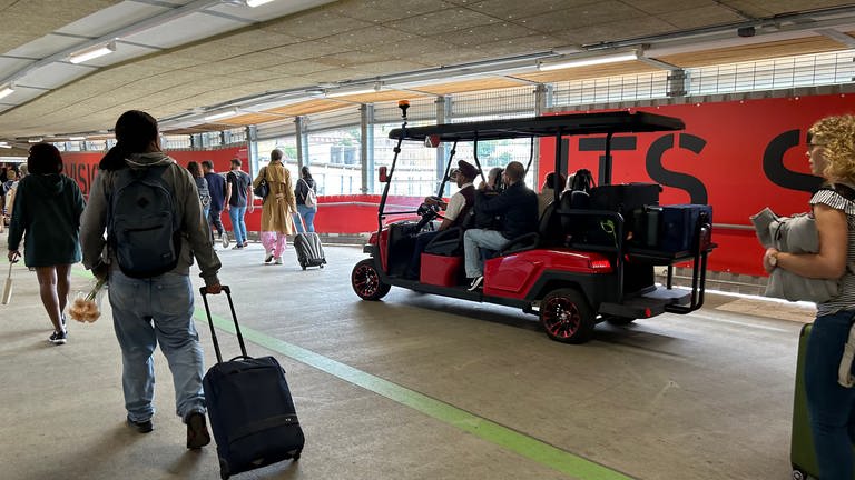 Der neue Shuttleservice am Stuttgarter Hauptbahnhof im Einsatz.