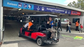 Auf der Rückbank des Shuttle-Busses sitzt eine Frau mit Krücken. Durch den Bus muss sie endlich nicht mehr den kompletten Weg über die Baustellen laufen.