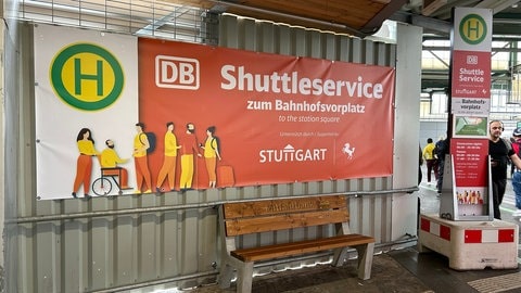 Eine Holzbank und ein kleines Busschild - mehr braucht es nicht um die Haltestelle für den neuen Shuttleserivce am Stuttgarter Hauptbahnhof kennzuzeichnen.