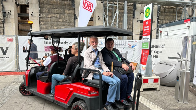 Die ersten Passagiere lassen sich mit dem neuen Shuttle am Stuttgart Hauptbahnhof transporieren.