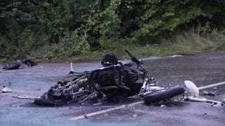 Ein zerstörtes Motorrad liegt nach einem tödlichen Verkehrsunfall auf einer Straße bei Esslingen.