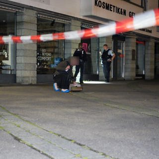 Kripo-Beamte sichern Spuren in Ostfildern-Nellingen nach einem Streit unter Jugendlichen mit Messer und Schreckschusswaffe.