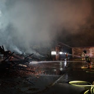 Die Feuerwehr löscht die brennende Scheune eines Pferdehofs in Wendlingen-Bodelshofen im Kreis Esslingen.