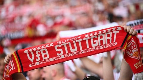 VfB-Fan hält Schal hoch