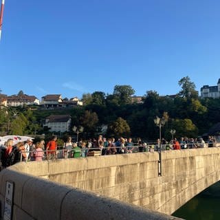 Schon am frühen Morgen sammeln sich Dutzende auf der Laufenbrücke und machen sich bereit für den Marathon.