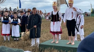 "Königin" und "König" des Markgröninger Schäferlaufs stehen auf dem Podest.