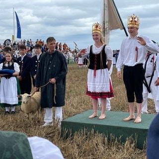 "Königin" und "König" des Markgröninger Schäferlaufs stehen auf dem Podest.