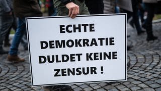 Schild auf einer Demo gegen die Corona-Maßnahmen im Januar 2022 in Stuttgart (Archivbild).