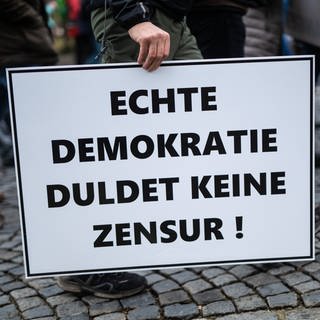 Schild auf einer Demo gegen die Corona-Maßnahmen im Januar 2022 in Stuttgart (Archivbild).