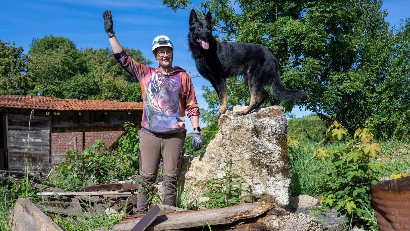 Hundeführerin Kim Freiburg sucht bei der Bundessiegerprüfung für Rettugshunde im September 2023 mit ihrem Schäferhund Eyk ein Trümmergelände ab