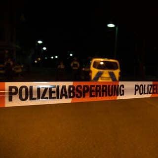 In Wendlingen am Neckar wurde in der Nacht auf Freitag eine Frau schwer verletzt auf der Straße gefunden.