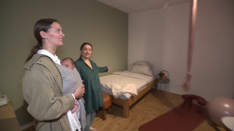 Blich in ein Zimmer: Hebamme Janna Hufnagel (Mitte) stellt das neue Geburtshaus "Amma" vor: Für die Klientin kam die Fertigstellung zu spät. Aber ein zweites Kind würde sie gerne dort zur Welt bringen.