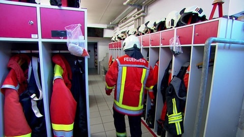 Die Spinde mit der Kleidung und persönlichen  Ausrüstung  der Freiwilligen Feuerwehr Aspach: Alles ist bereit, um schnell zum nächsten Einsatz aufbrechen zu können.