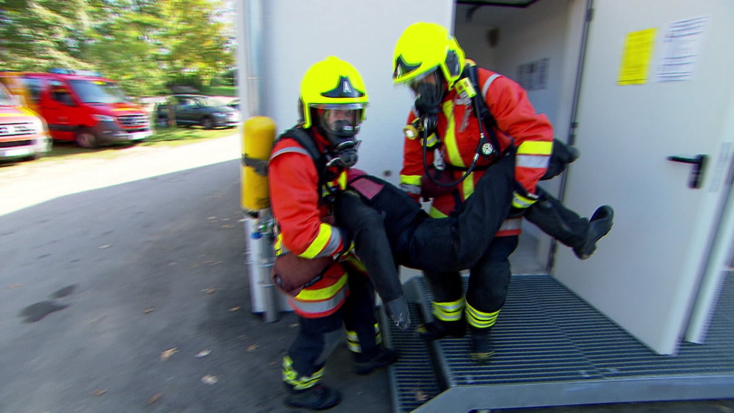 Zwei Feuerwehrleute der Freiwililligen Feuerwehr Aspach im Rems-Murr-Kreis üben mit Atemschutzgeräten die Rettung eines Opfers.