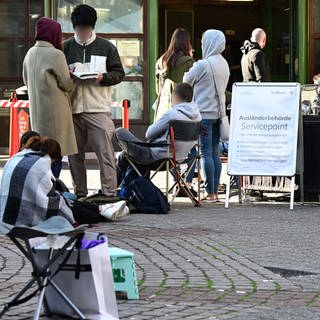Menschen "campen" vor der Stuttgarter Ausländerbehörde