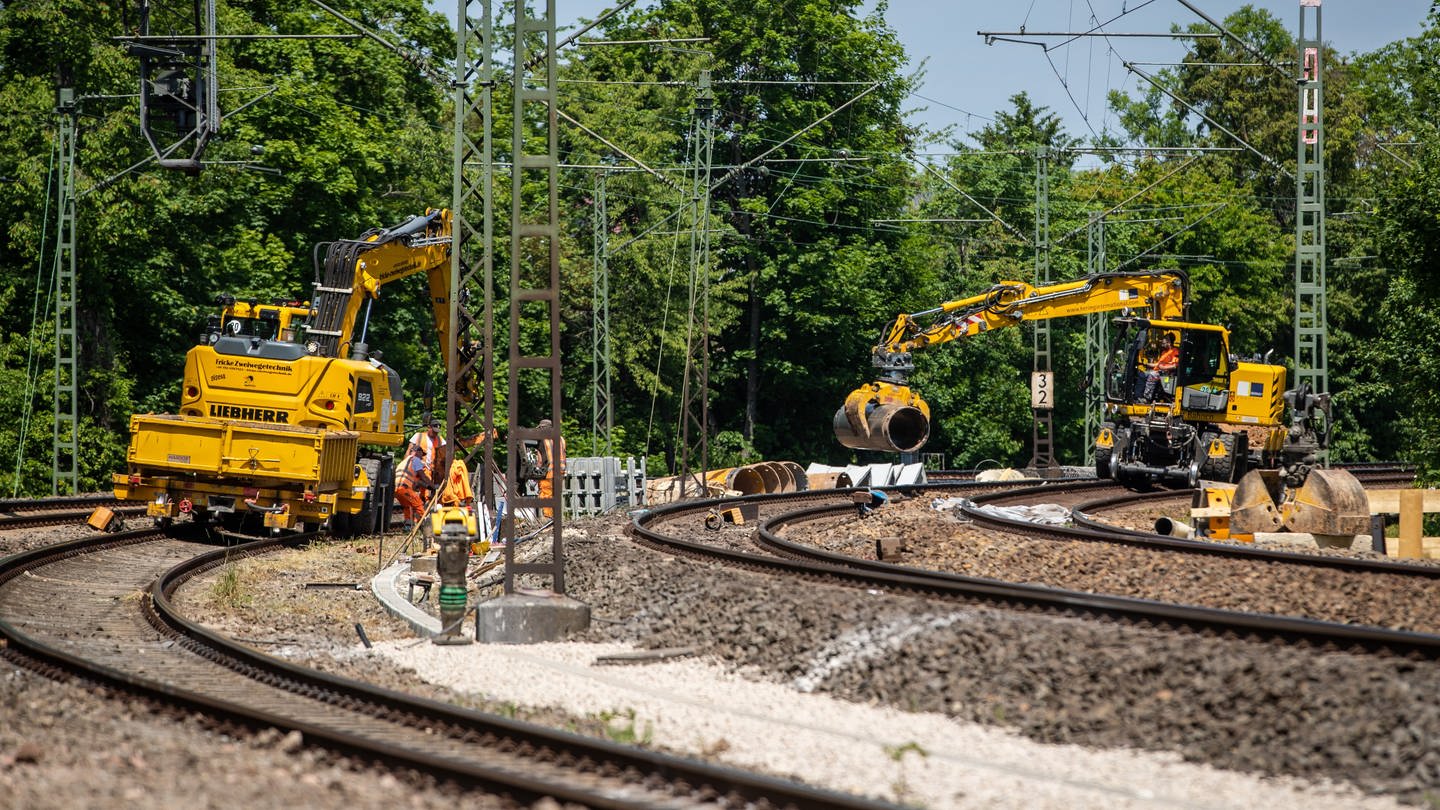 Bauarbeiten finden auf einer Bahnstrecke statt.