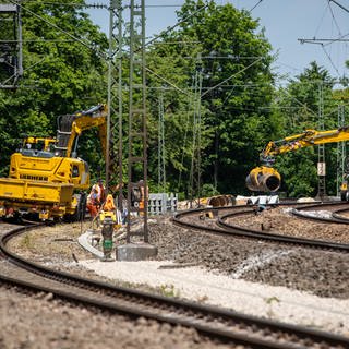 Bauarbeiten finden auf einer Bahnstrecke statt. 