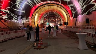 Der Tunnel am Flughafen wurde festlich hergerichtet. 