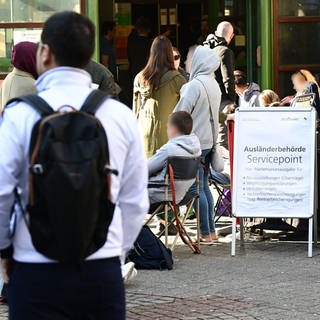 Jeden Tag warten Menschen schon Stunden vor der Öffnung vor dem Eingang der Ausländerbehörde Stuttgart. Nun will Trumpf die Stadt unterstützen, um den Engpass zu beseitigen.