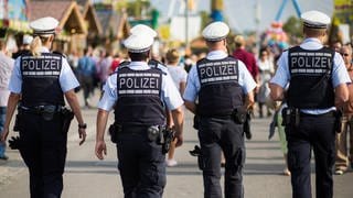 Cannstatter Volksfest: Beamte der Polizei laufen auf dem Wasen Streife (Symbolbild).