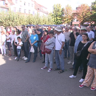 Rund 250 Menschen versammelten sich in Göppingen bei einer Solidaritätskundgebung für Demokratie.