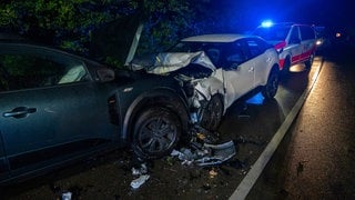 Bei einem Frontalcrash in Heningen wurden vier Menschen schwer verletzt.