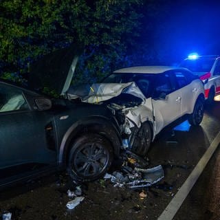 Bei einem Frontalcrash in Heningen wurden vier Menschen schwer verletzt.