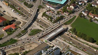 Brückenbaustelle über die A81 zwischen Böblingen und Sindelfingen. Die Autobahn wird nachts voll gesperrt.