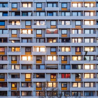 Symbolbild: Ein Hochhaus mit vielen Fenstern in Stuttgart