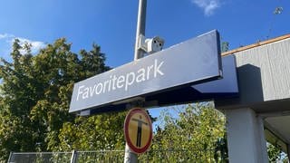 Schilder und Gleise am S-Bahn-Haltestelle Favoritepark bei Ludwigsburg.