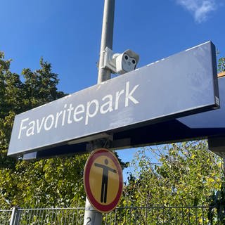 Schilder und Gleise am S-Bahn-Haltestelle Favoritepark bei Ludwigsburg.