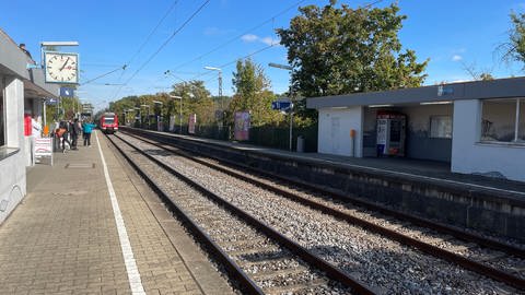 Schilder und Gleise am S-Bahn-Haltestelle Favoritepark bei Ludwigsburg.